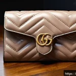 구찌 GG 마몬트 카드 지갑의 특징 - A close-up, high-resolution image of a luxurious Gucci GG Marmont wallet crafted from soft, quilted ...