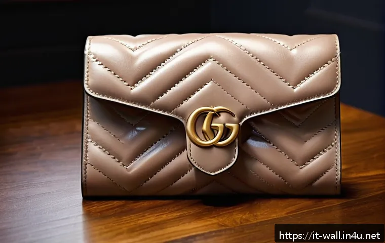 구찌 GG 마몬트 카드 지갑의 특징 - A close-up, high-resolution image of a luxurious Gucci GG Marmont wallet crafted from soft, quilted ...